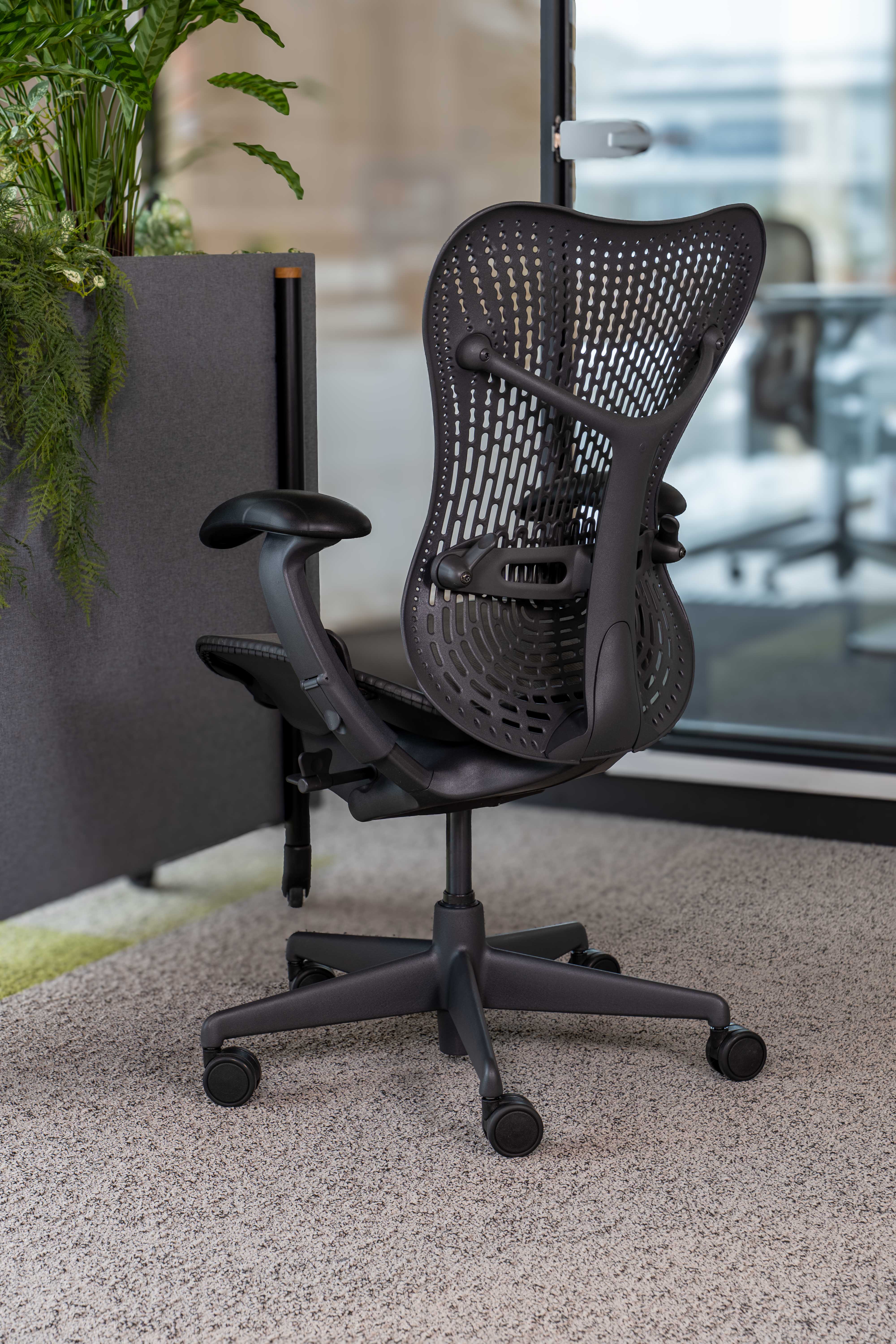 Herman Miller Mirra（初代） Amazon.com: Herman Miller Mirra Chair Fully Loaded - Free Warranty